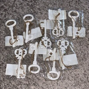 🆕 Konvolut 9 Metall Schlüssel Dekoration cremeweiß altmodisch Ornament - Bild 1 von 4