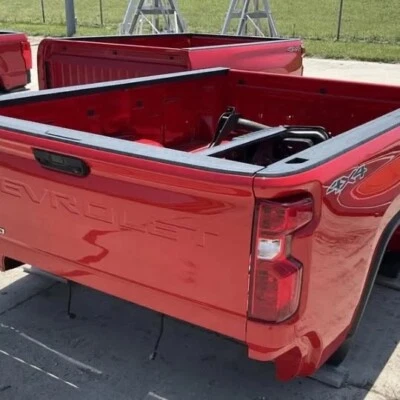 Camión Chevy Silverado 2500 2020/2021 plataforma 8' caja roja Foto 1 de 4