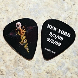 2 Guitar Picks MOTLEY CRUE New York 2009 Dr Feelgood 25th Anniversary tour pick - Foto 1 di 2