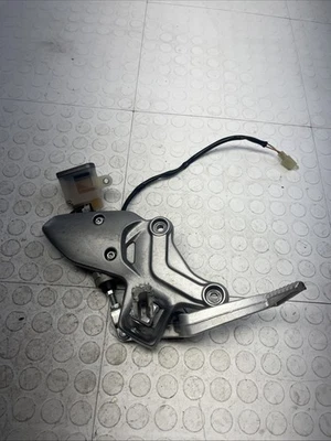 2015-2023 Suzuki SV650 ABS reposapiés delantero derecho clavija paso fabricante de equipos originales Foto 1 de 4