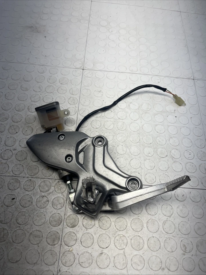 Оригинальная правая передняя подножка для Suzuki SV650 ABS 2015-2023 годов выпуска - Изображение 1 из 4