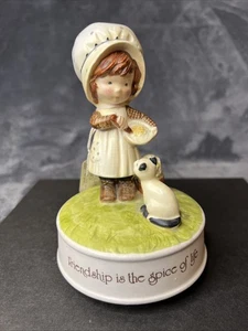 Holly Hobbie Spieluhr "Freundschaft ist die Würze des Lebens" Katze backt Blumen - Bild 1 von 4