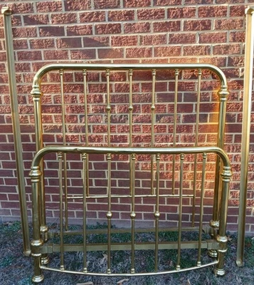 Marco de cama de hierro y acabado de latón tamaño completo vintage ~ estribo redondeado recogida local Foto 1 de 4