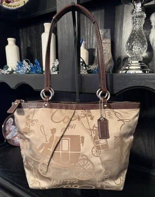 Bolso Cartera Coach (F14482) Signature Caqui Satinado Carro de Caballos Cuero Marrón Foto 1 de 4