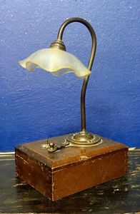 Lámpara de batería de la Segunda Guerra Mundial antigua miniatura mini luz de escritorio eléctrica construida contra arañazos Primera Guerra Mundial - Imagen 1 de 21