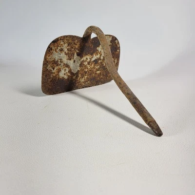 Cabeza de azada de jardín de colección rústica granja jardín decoración de campo encontrado arte stock Foto 1 de 4