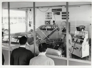 23x17cm Vintage Barite Photo 1950s Workshop Ford Taunus Test Bench - Picture 1 of 4
