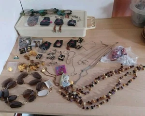 Vintage Junk Crafting Jewelry 80's To Now Wearable Retro Earrings Lot1 Lb Plus G - Imagen 1 de 24