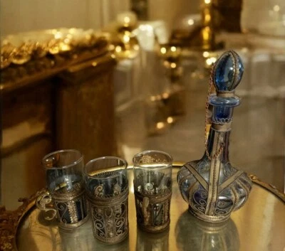 Juego de jarra y vidrio de filigrana envuelto en plata de vidrio azul vintage de los años 50 Foto 1 de 4