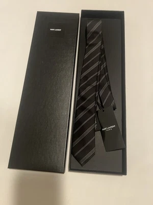 Corbata ajustada Saint Laurent para hombre. Foto 1 de 4
