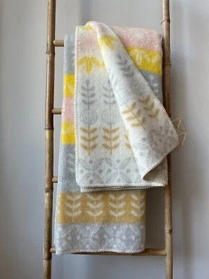 Jacquard Wende - Wolldecke Plaid "Folklore floral Rosa Honig" 130x200 cm - Bild 1 von 4