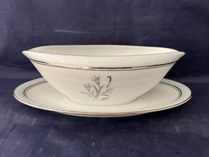 Salsa Noritake Fine China #5558 BLUEBELL/barco de grava con placa inferior adjunta - Imagen 1 de 4