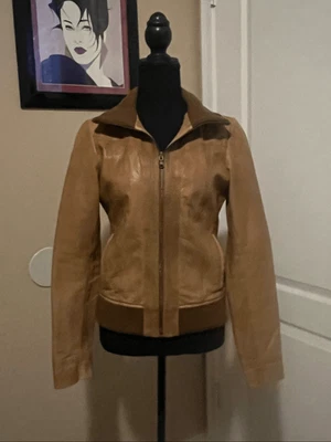 Chaqueta de cuero genuino color camel remache negro Foto 1 de 4