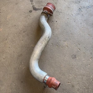 Un tubo de transferencia de aire para un GMC C7500 P/N 15730781 - Imagen 1 de 7