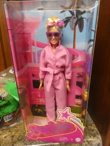 MUÑECA BARBIE LA PELÍCULA MARGOT ROBBIE ROSA TRAJE DE SALTO, GAFAS, EN CAJA ORIGINAL COMO NUEVA - Imagen 1 de 8