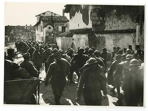 World War I - Vintage Publication Photograph - Italian Prisoners - Picture 1 of 2