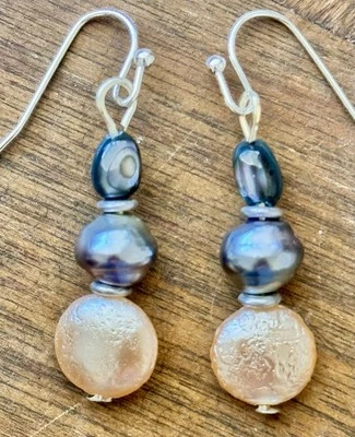 Lindos brincos de prata, verde, azul e pérola de água doce. Oceano. Praia. - Imagem 1 de 3