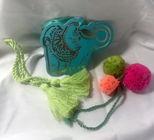 Lilly Pulitzer Lucky Trunk Up Elephante, Borlas y Pompones 2017 Etiqueta de Regalo Nuevo - Imagen 1 de 10