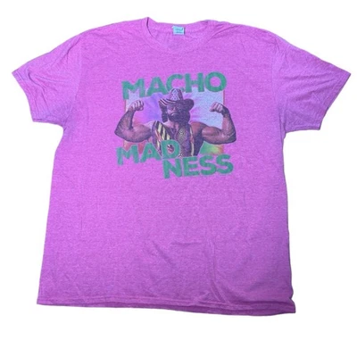 Camiseta WWE Macho Man Randy Savage Macho Madness Rosa Gildan Estilo Suave Retro Foto 1 de 4