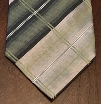 Van Heusen Green Hand Made 100% Silk Men’s Neck Tie Made In China - Image 1 of 4