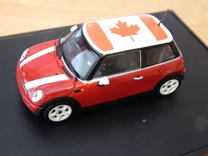 MINICHAMPS 1/43 MINI COOPER HATCH red with CANADIAN FLAG ON ROOF Dealer flip box - Picture 1 of 11