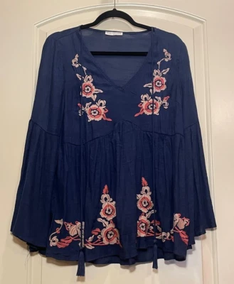 Túnica feminina Red Velvet Boutique azul marinho com bordado floral tamanho pequeno - Imagem 1 de 4