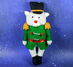 2022 Wondershop Nussknacker Katze in grüner Jacke Stoffornament Weihnachtsziel - Bild 1 von 7