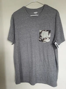 Camiseta Old Navy Para Hombre Gráfica Suave Lavada Bolsillo en el Pecho Gris Talla L Nueva Con Etiquetas - Imagen 1 de 3
