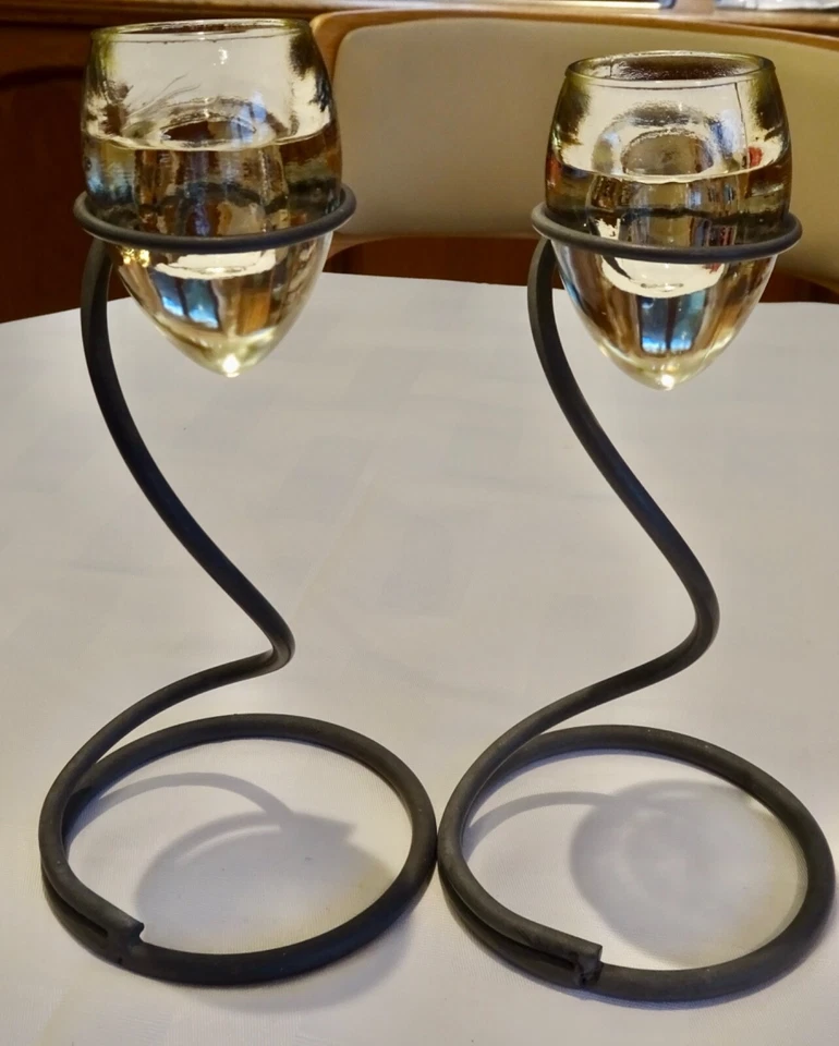 Par de candelabros estilo rústico, sobre soportes metálicos con candelabros de cristal Foto 1 de 1