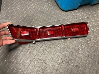 Lente de luz trasera Pontiac Bonneville 1965 GM Delco PT # 5956883 LH de colección como nueva Foto 1 de 4