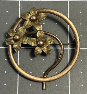 Vintage DIANA Gold Toned Flower Brooch Pin Floral Circle 1950s - Picture 1 of 4