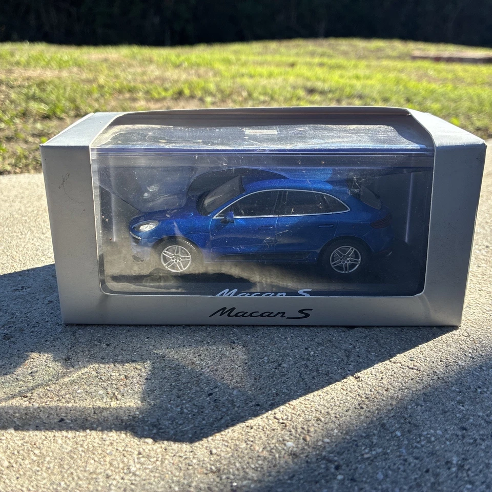 1/43 Minichamps Porsche Macan from 2013 in Blue Metallic WAP 020153 OE BK039B - Image 1 of 4