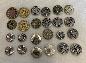 Lote de 24 botones antiguos de metal mezclado centelleantes de encaje perforado plata latón 1" - Imagen 1 de 13
