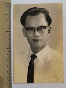1960's Overseas Chinese man with spectacles studio photo - Picture 1 of 2