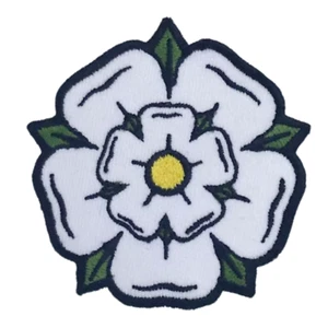 Parche de bordado de flores de rosa blanca Yorkshire hierro a coser en chaquetas damas lindo - Imagen 1 de 2