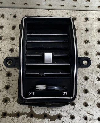 Buick Riviera GS 1974 ventilación de tablero central Foto 1 de 3