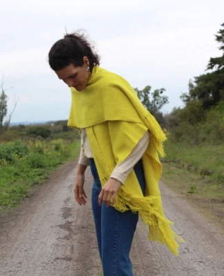 Poncho winter fashion llama wool natural pigment turmeric color ethnic - Photo 1/3