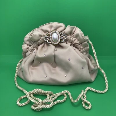 Cartera o clutch de colección color beige rosa tela con cristales y detalles de perlas sintéticas Foto 1 de 4