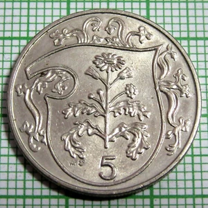 ISLE OF MAN 1987 5 PENCE, RAGWORT CUSHAG FLOWER on a Bouche Shield, AUNC - Picture 1 of 6
