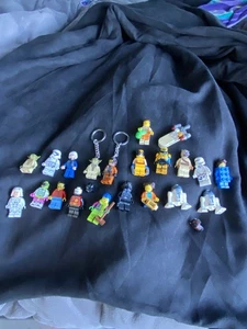 Lego Minifiguras, Lote Mixto de 22 Mini Figuras y Accesorios - Imagen 1 de 6