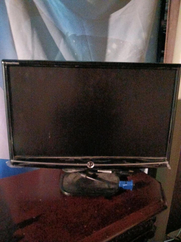 eMachines E202HL bm 20 inch Widescreen LCD Monitor with Built-in Speakers - Image 1 of 2