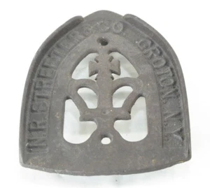 De colección N. R. Streeter & Co Sad Iron Rest Trivet Hierro Fundido Publicidad Primativo - Imagen 1 de 4