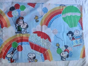 VTG 1980’s Peanuts Snoopy Pillowcase Schultz Hot Air Balloons Rainbows - Picture 1 of 6