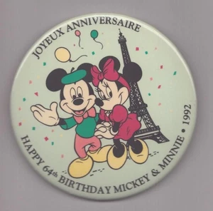 Botón Pinback Disney - Joyeux Anniversaire - Feliz 64 cumpleaños Mickey y Minnie - Imagen 1 de 2