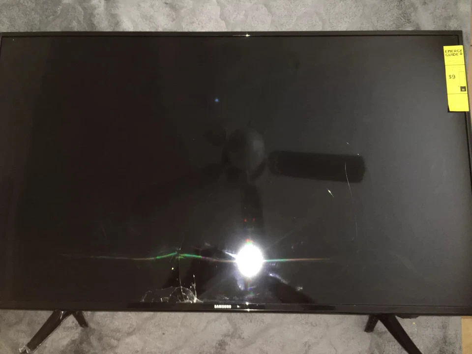 Samsung J5202 5 Series J5202 43in Tv - Image 1 of 4