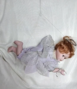 Vintage fliegende hängende Baby Porzellan Puppe Figuren Sammler 12" lila Kleidung - Bild 1 von 15