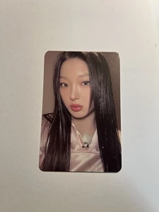 KATSEYE Yoonchae Sucher in Seoul offizielle Fotokarte - Studio Ver. - Bild 1 von 1