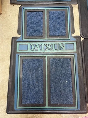 Juego de 4 alfombrillas de goma Datsun vintage usadas difíciles de encontrar Foto 1 de 3