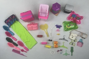 Lotto accessori Barbie sacco a pelo, valigia, racchette, acquario, spazzole - Foto 1 di 13
