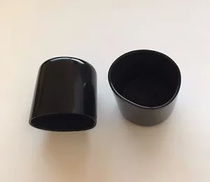 Tapa redonda de vinilo flexible negro de 100 x 2"", 1,5"" profundidad interior, se adapta a 2""-2 1/16"" DD - Imagen 1 de 2